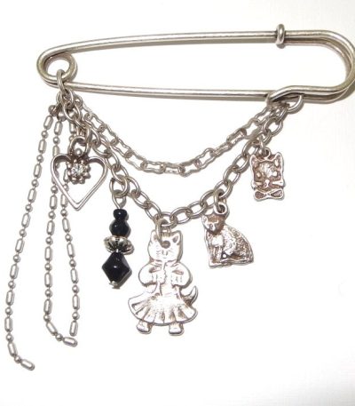 Cat brooch pin