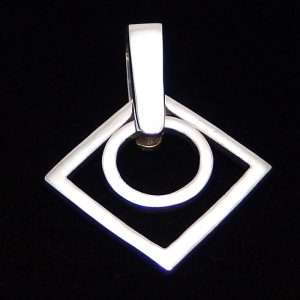 Interlocking circle necklace