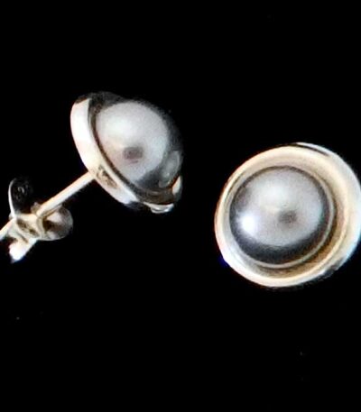 Grey pearl studs