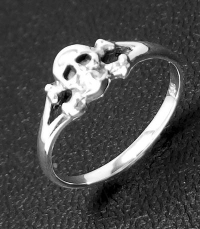 Sterling silver skull ring