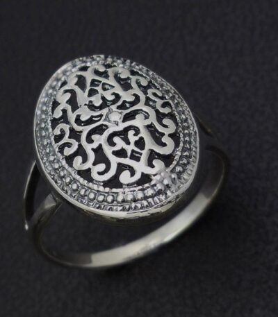 Female family crest ring