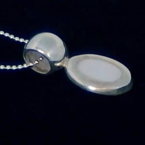 Small mother pearl necklace