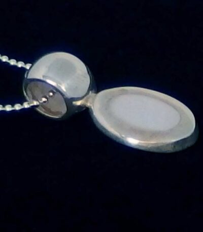 Small mother pearl necklace